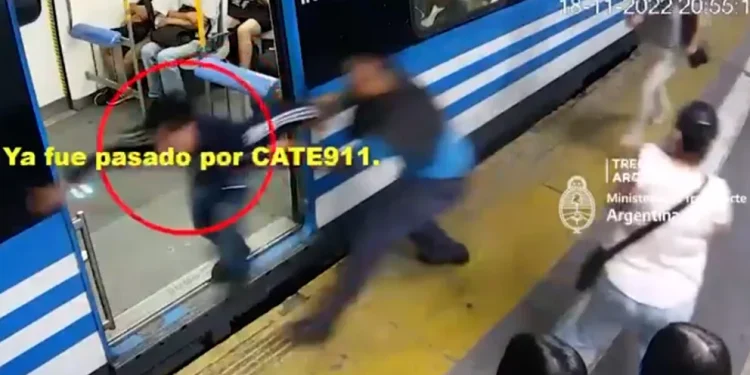 Video: audaz robo de un celular en la estación Lanús de trenes
