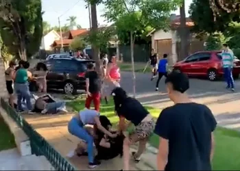Golpes, patadas y cuchillazos: la salvaje batalla campal entre alumnos y padres de un colegio de El Palomar