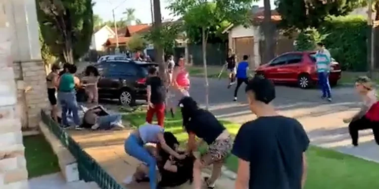 Golpes, patadas y cuchillazos: la salvaje batalla campal entre alumnos y padres de un colegio de El Palomar