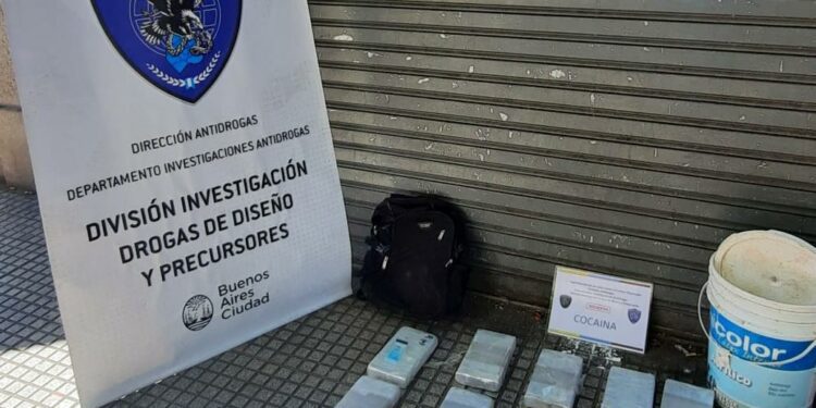 En un confuso episodio, detuvieron con 15 kilos de cocaína a un importante comisario de la Bonaerense