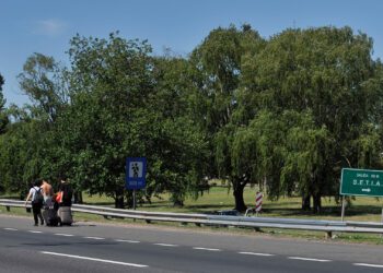 Un policía se tiroteó con ladrones de 17, 16 y 14 años que intentaron robarle cuando estaba con su pareja