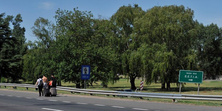 Un policía se tiroteó con ladrones de 17, 16 y 14 años que intentaron robarle cuando estaba con su pareja