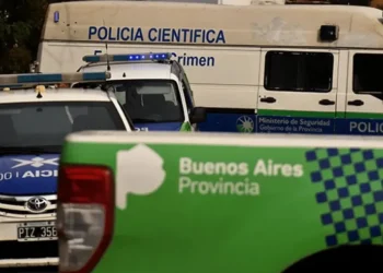 Una mujer policía mató a un motochorro que intentó robarle mientras estaba con su pareja y su hijo