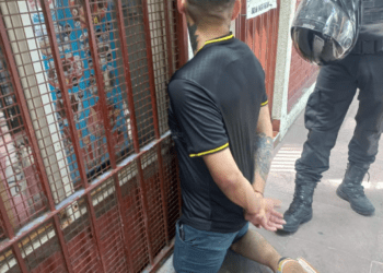 En Ciudad Evita. Un policía enfrentó a tres delincuentes que asaltaron a su madre y a su hermana: mató a dos