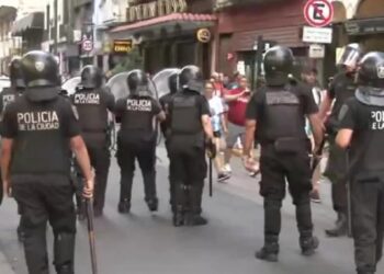 La Policía porteña valló las calles para impedir el festejo popular en el Obelisco