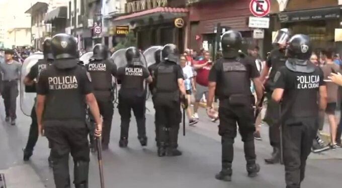La Policía porteña valló las calles para impedir el festejo popular en el Obelisco