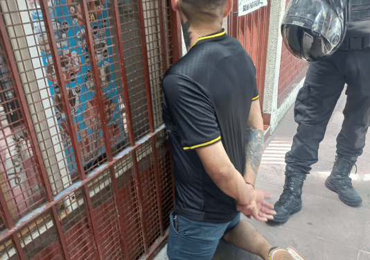 En Ciudad Evita. Un policía enfrentó a tres delincuentes que asaltaron a su madre y a su hermana: mató a dos