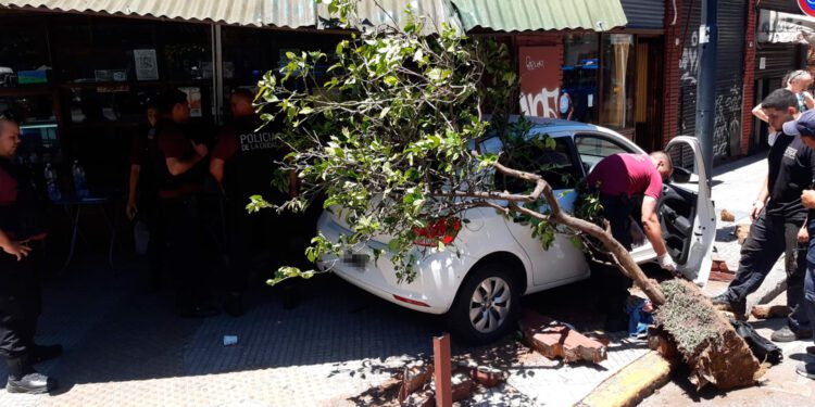 Una denuncia por violencia de género culminó con una persecución y choque en Almagro: dos detenidos