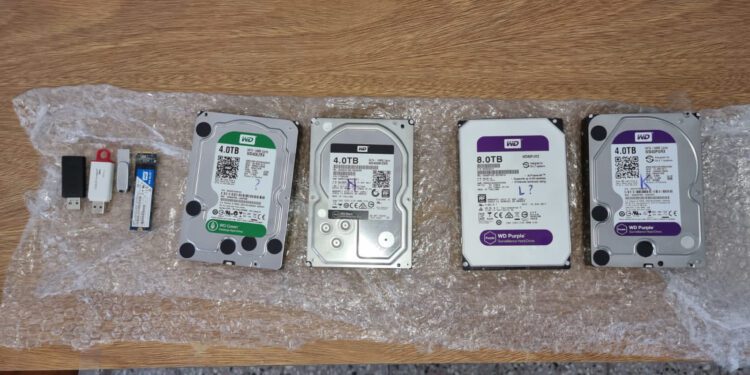 Allanaron y detuvieron a dos hombres que poseían fotos y videos de pedofilia