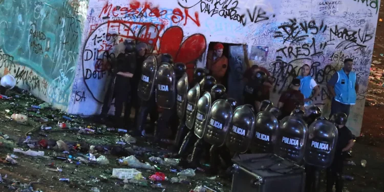 Los incidentes en el Obelisco terminaron con 14 detenidos y 21 policías heridos