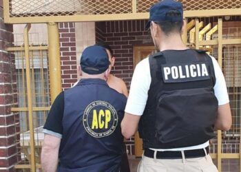 Dos policías detenidos por robos de celulares y notebooks de allanamientos