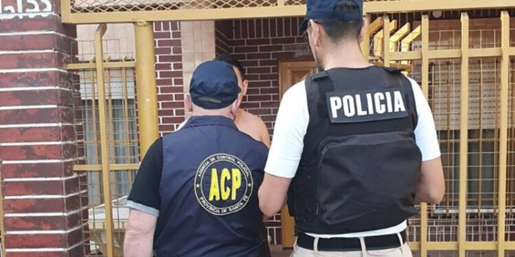 Dos policías detenidos por robos de celulares y notebooks de allanamientos