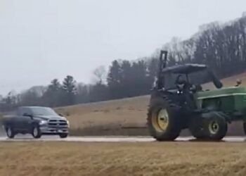 Robó un tractor e inició la persecución policial más lenta de la historia