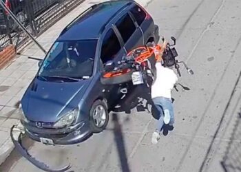 Lanús: hacía piruetas con una moto robada, chocó contra un auto estacionado y murió