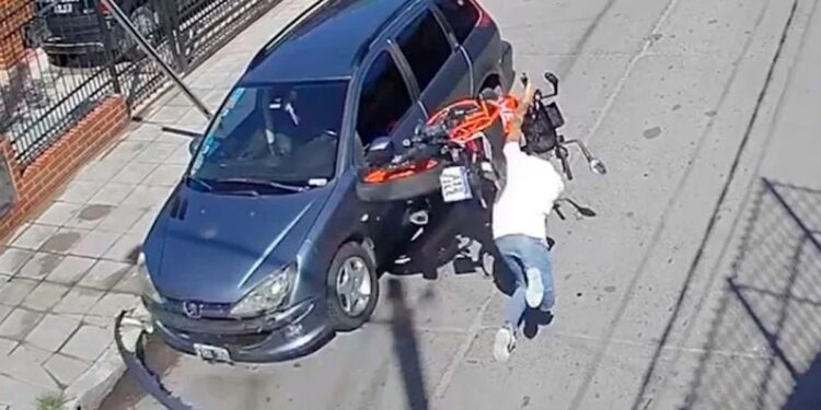 Lanús: hacía piruetas con una moto robada, chocó contra un auto estacionado y murió