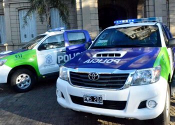 Un policía apuñaló a su expareja, a la hija de ella y al actual marido
