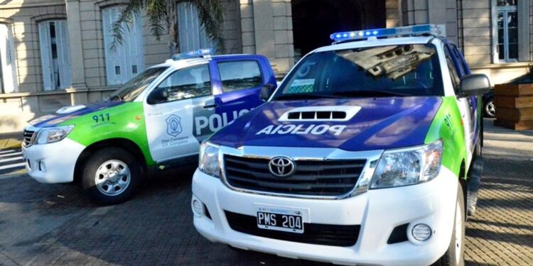 Un policía apuñaló a su expareja, a la hija de ella y al actual marido