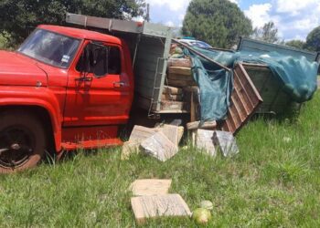 Un camión volcó y descubrieron que llevaba 4 toneladas de marihuana ocultas entre sandías y melones