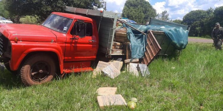 Un camión volcó y descubrieron que llevaba 4 toneladas de marihuana ocultas entre sandías y melones