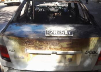 Cometió una infracción, le iban a secuestrar el auto pero lo prendió fuego y escapó