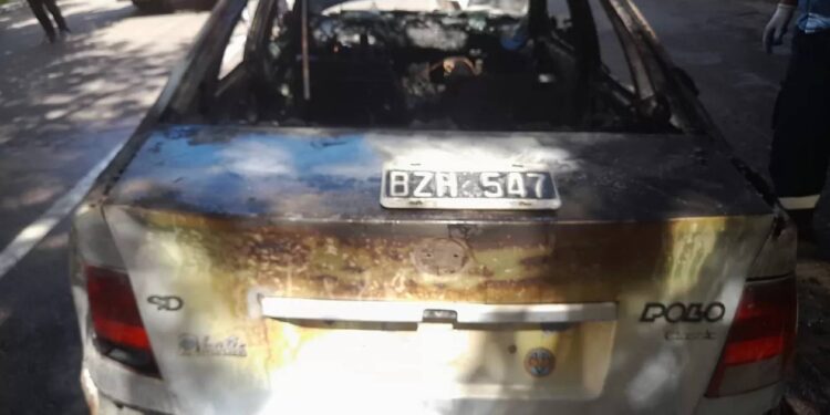 Cometió una infracción, le iban a secuestrar el auto pero lo prendió fuego y escapó