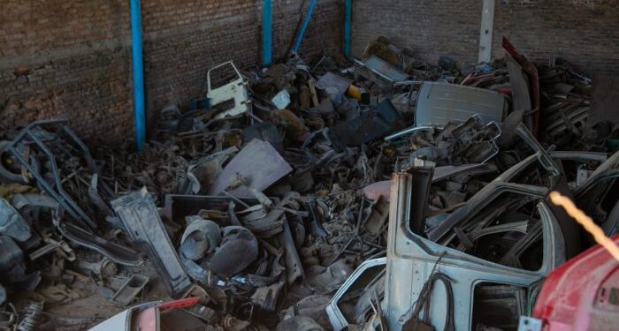 Desbarataron un desarmadero en Villa La Tela: uno de los detenidos es policía