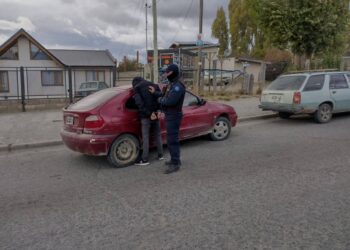 Antes de una persecución policial, abrieron un auto y amenazaron con un cuchillo a un hombre
