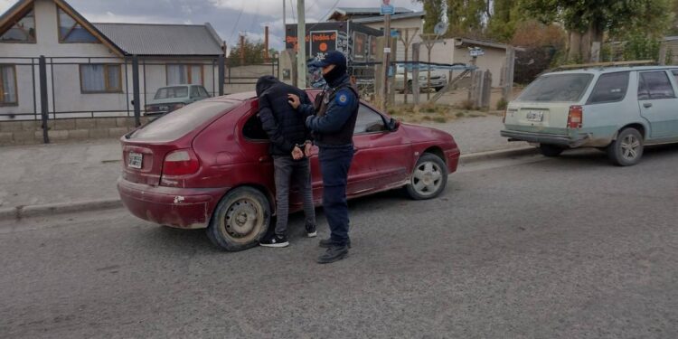 Antes de una persecución policial, abrieron un auto y amenazaron con un cuchillo a un hombre