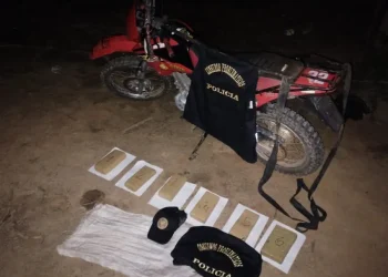 Se cayó de su moto tras huir de un control policial y la abandonó junto a más de 4 kilos de marihuana