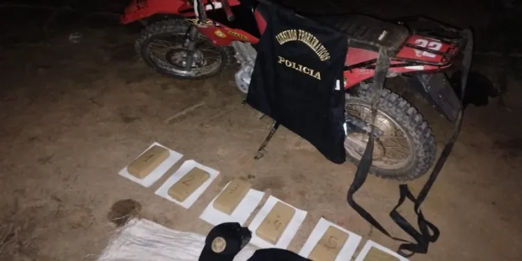 Se cayó de su moto tras huir de un control policial y la abandonó junto a más de 4 kilos de marihuana