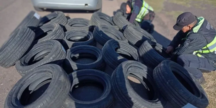 Operativo policial descubre contrabando de cubiertas: el conductor fue sancionado