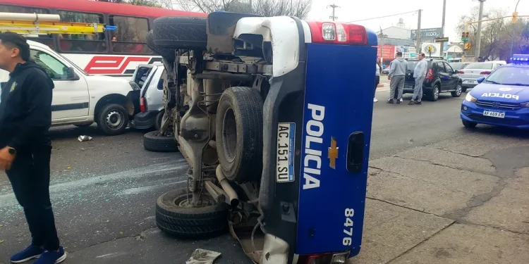 Un móvil policial chocó a dos autos y terminó dado vuelta sobre la Juan B. Justo