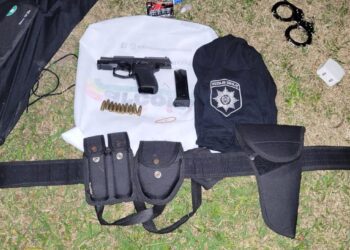 Persecución en Funes terminó con cuatro detenidos con una pistola y prendas de uso policial