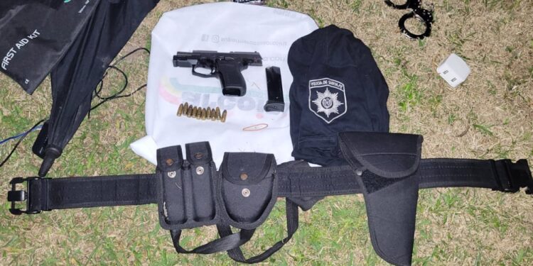 Persecución en Funes terminó con cuatro detenidos con una pistola y prendas de uso policial