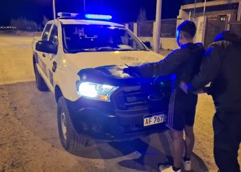 Rompió el parabrisas de un móvil policial y fue detenido