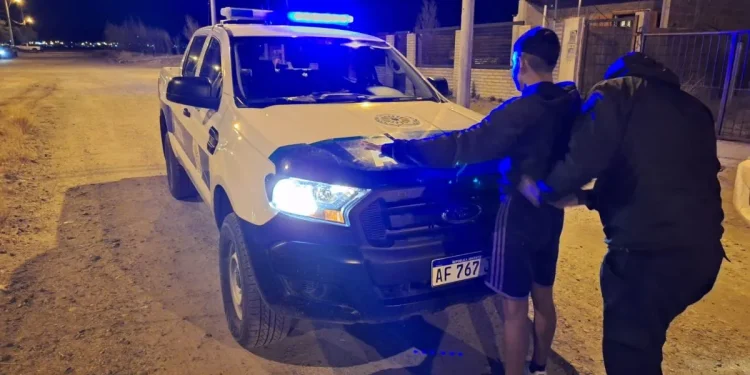 Rompió el parabrisas de un móvil policial y fue detenido