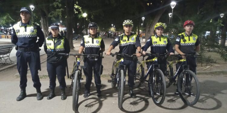 Por la presencia policial, menores se despojan de armas blancas y marihuana