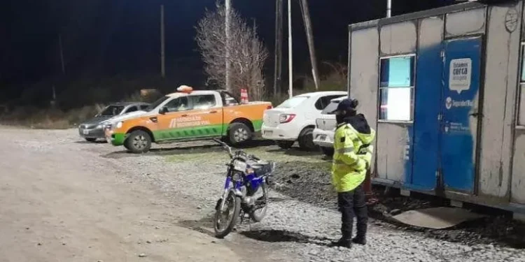 Quiso esquivar un puesto policial porque circulaba con una moto robada