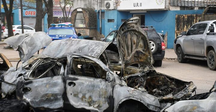 Otro ataque contra una sede policial en Rosario: incendiaron tres autos que estaban incautados