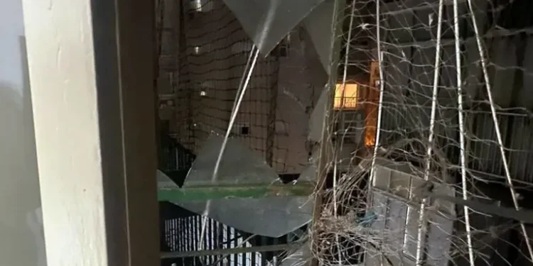 Un ladrón quiso robar en un departamento y cayó al vacío por el pulmón del edificio: está grave