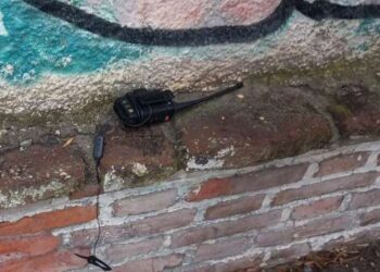 Dos hombres detenidos luego de descartar un handy policial