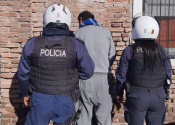 Ocasionó disturbios en la vía pública, agredió al personal policial y terminó detenido