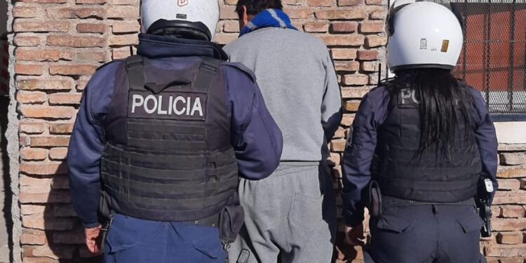 Ocasionó disturbios en la vía pública, agredió al personal policial y terminó detenido