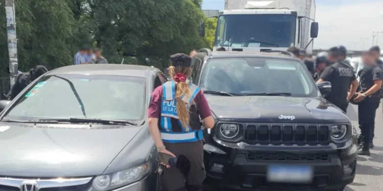 Lo detienen con una camioneta blindada y sirena policial