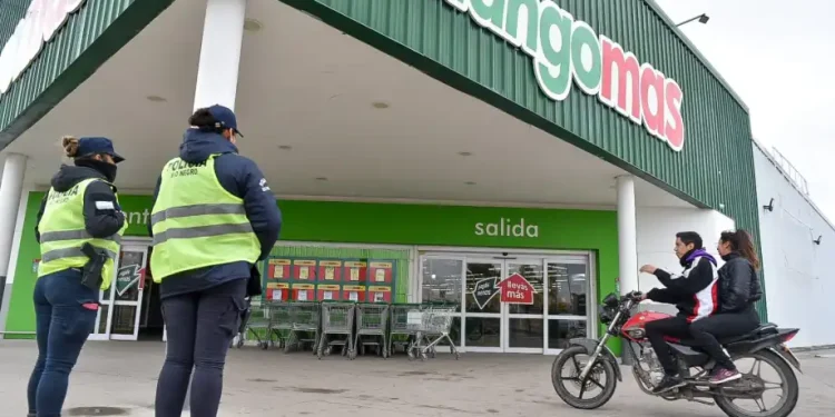 En Viedma, también, hay controles policiales en los supermercados