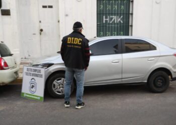 Tras persecución policial secuestran un automóvil con el dominio adulterado