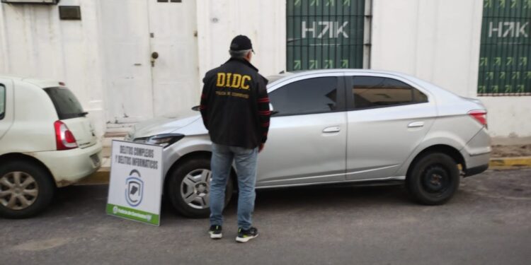 Tras persecución policial secuestran un automóvil con el dominio adulterado