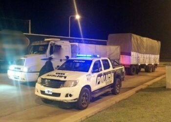 Un camionero con una carga de soja intentó huir de un control policial