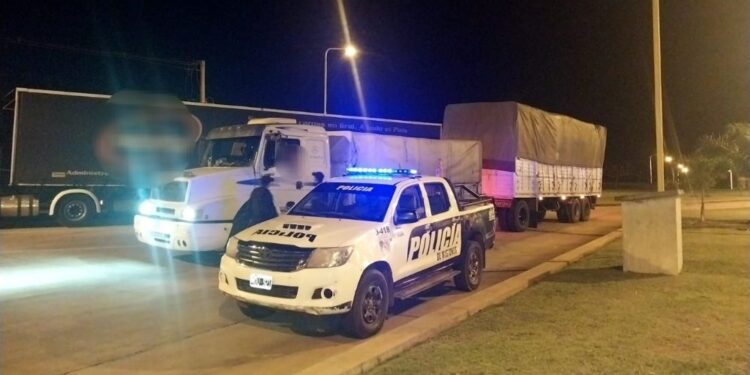 Un camionero con una carga de soja intentó huir de un control policial