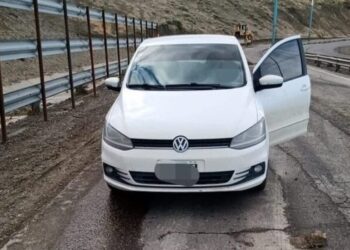 Insólito: Un conductor burló el control policial y manejó directo hacia la grieta de Ruta 3
